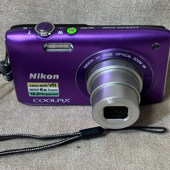 Nikon COOLPIX digital camera - Picture 6 of 7